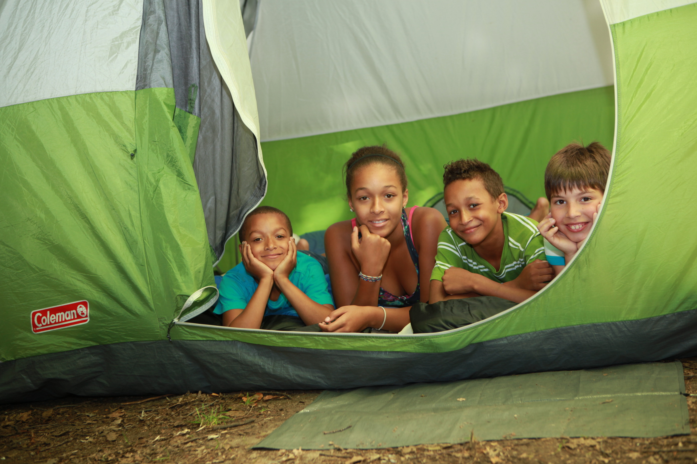 Enfants dans une tente Coleman