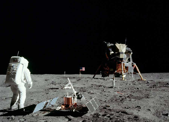 astronaute marchant sur la lune