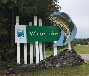 Le panneau d’entrée du parc provincial White Lake 
