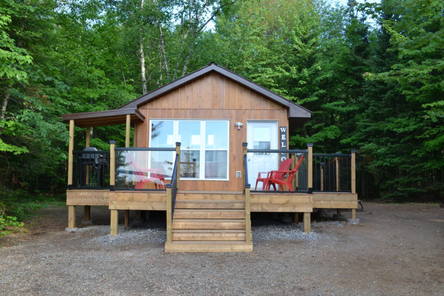 Vue frontale de la nouvelle cabane de camp au parc provincial Pancake Bay 