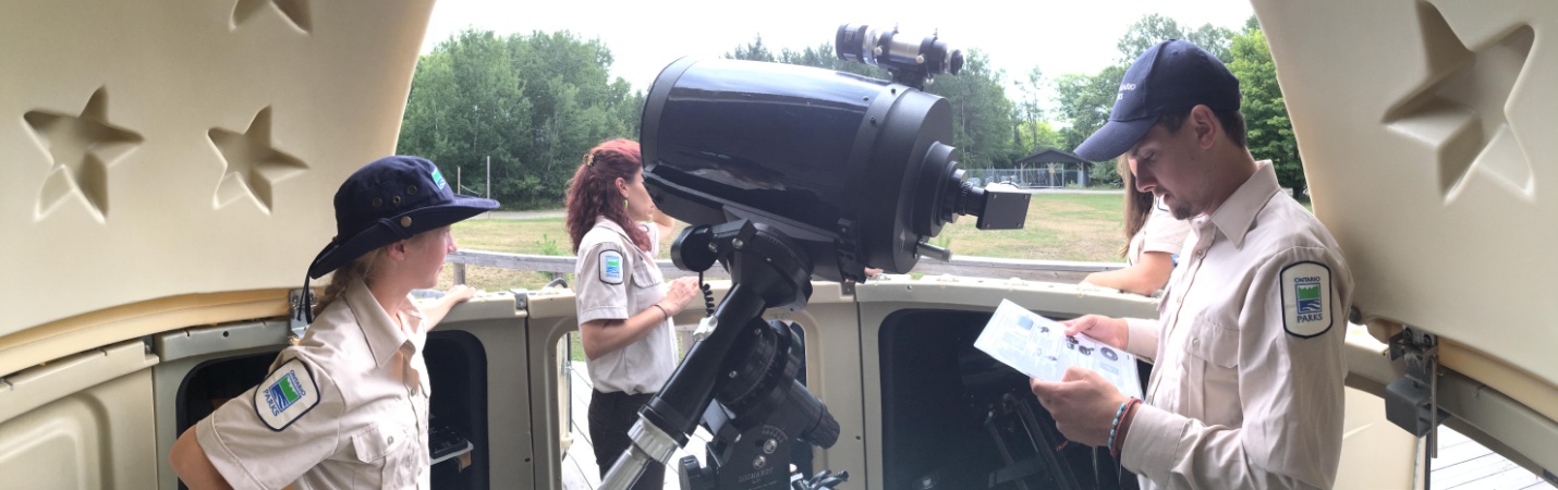 personnel près du téléscope