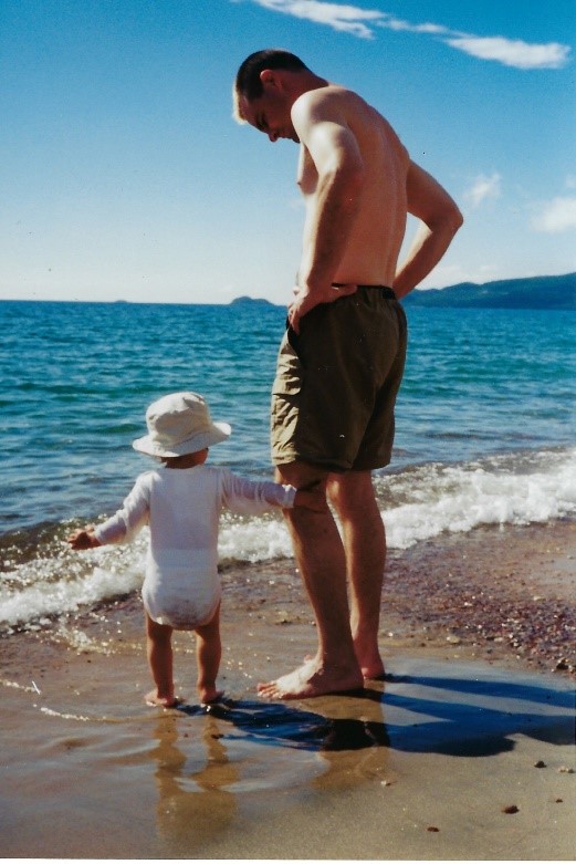 Jordan à un très jeune âge sur la plage de la baie Agawa avec son père.