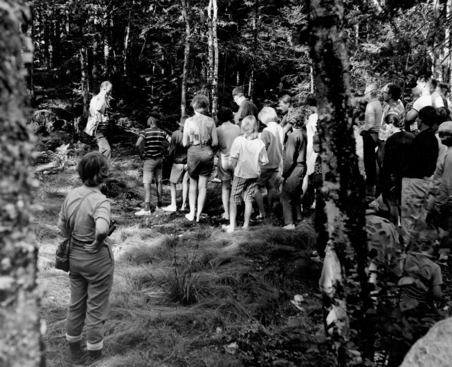 Une randonnée guidée dans le parc provincial du lac Supérieur en 1963. Tiré des Archives de l’Ontario