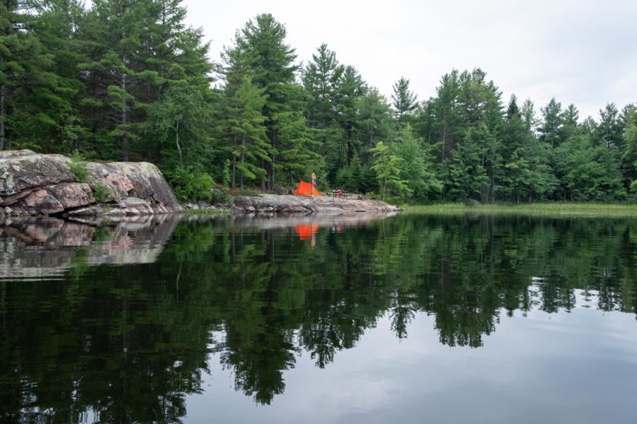 Photo de l’emplacement de camping depuis l’eau.