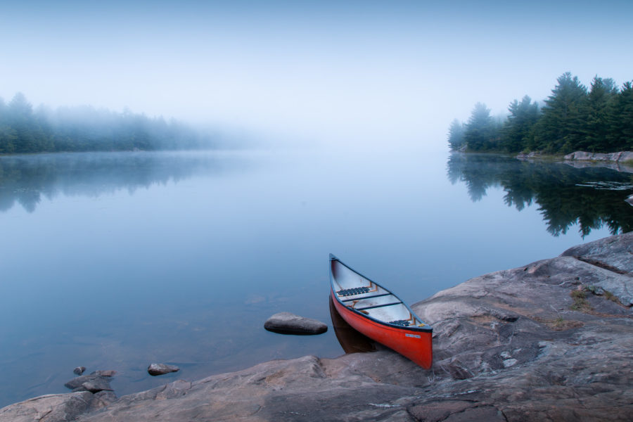 Photo matinale d’un canot sur la rive.