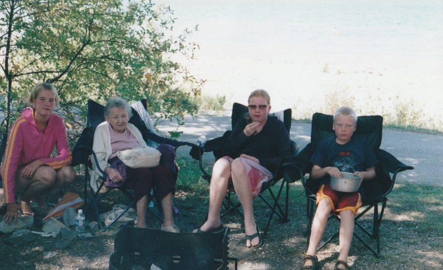 Quatre campeurs assis dans des chaises de jardin