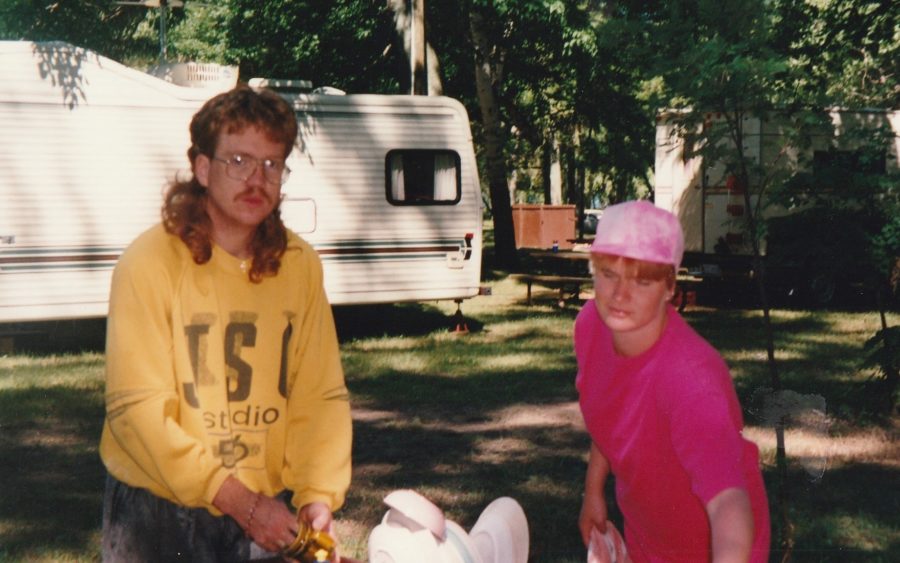 Une photo des parents de la rédactrice du billet faisant du camping