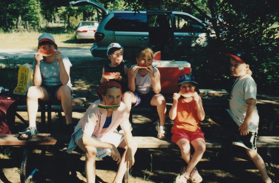 Photo des membres de la famille assis sur un emplacement de camping