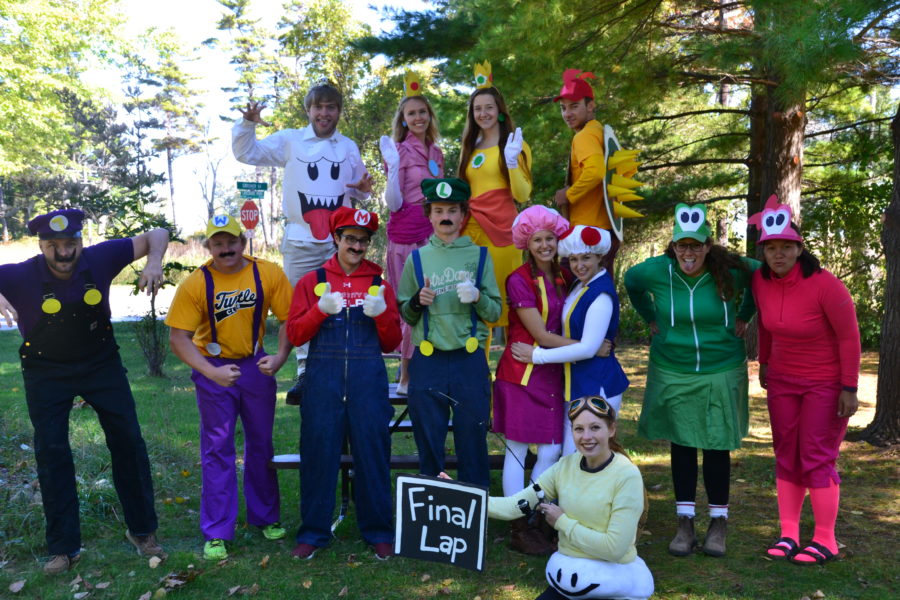 Employés de Rondeau posant pour la photo avec leurs costumes inspirés du jeu vidéo Super Mario