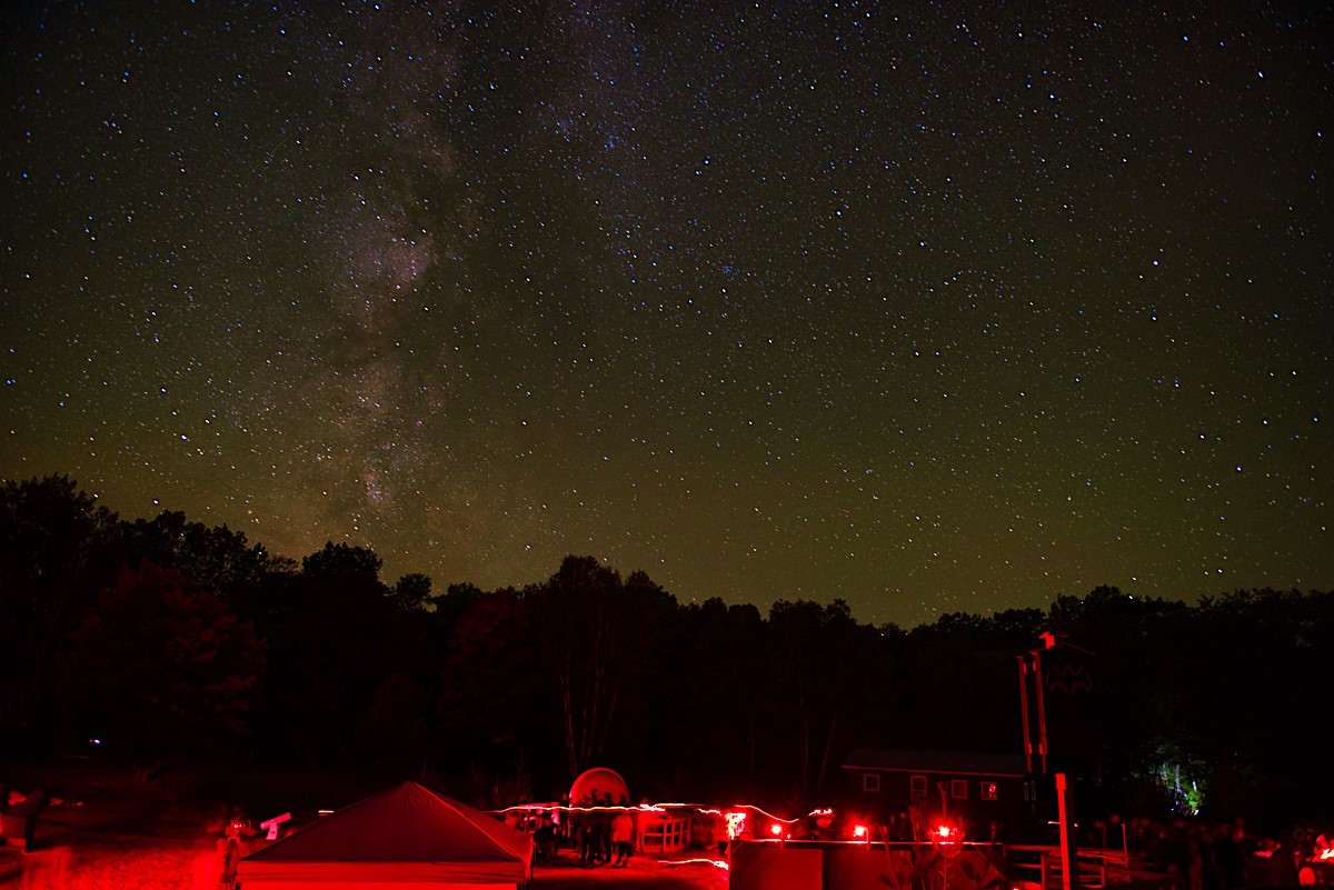 Observatoire avec des plateformes de télescope sous un ciel étoilé