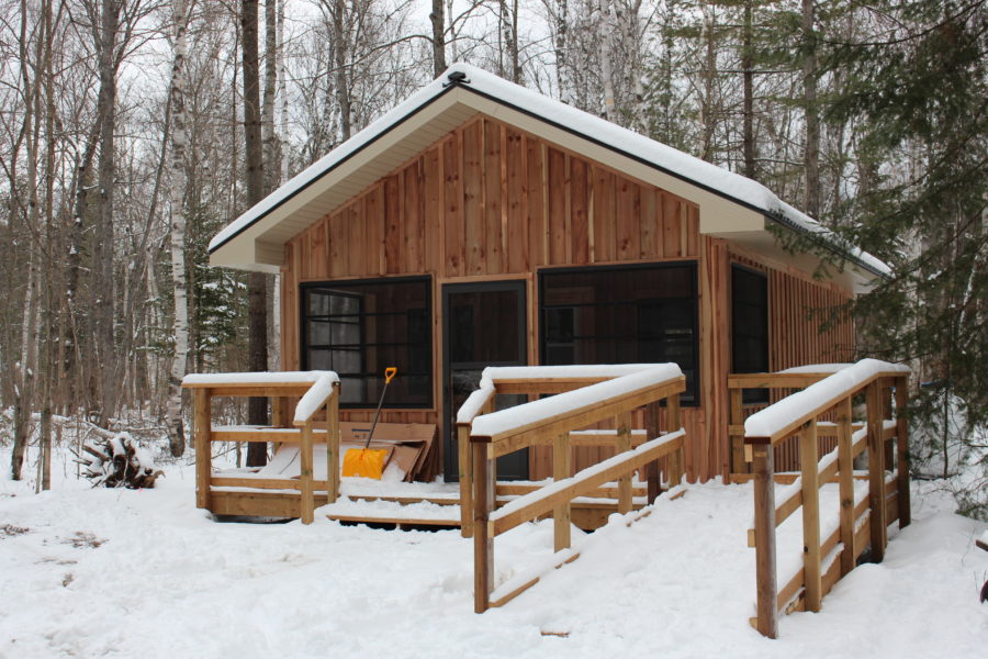 Cabane de camp à Arrowhead en hiver.