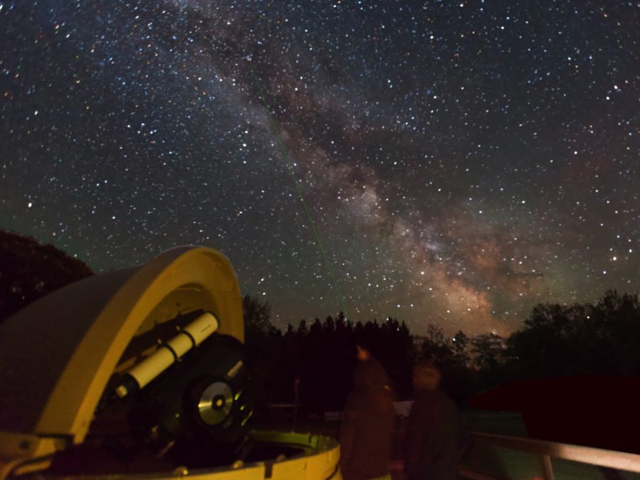 Télescope de Killarney pointant vers un ciel étoilé