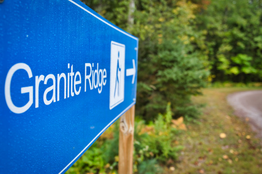 Panneau d’entrée du sentier de randonnée Granite Ridge.