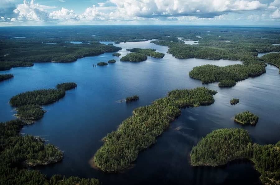 Photographie aérienne de la forêt et des lacs au parc provincial Woodland Caribou