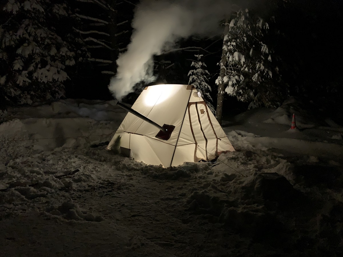 Tente chauffée au parc provincial Algonquin la nuit