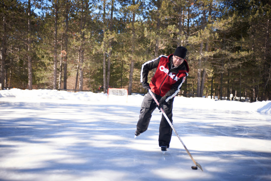 Patinage et hockey sur la patinoire du terrain de camping Mew Lake 