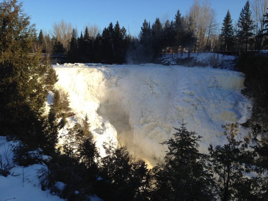 Chute d’eau gelée dans le parc Kakabeka Falls