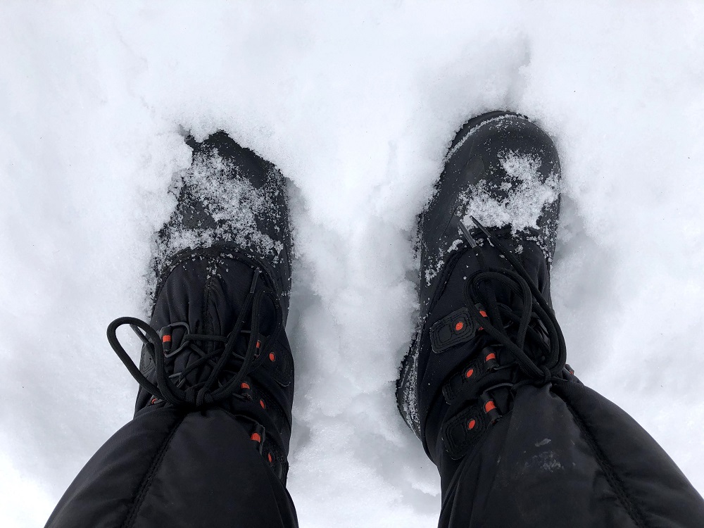 Des bottes dans la neige