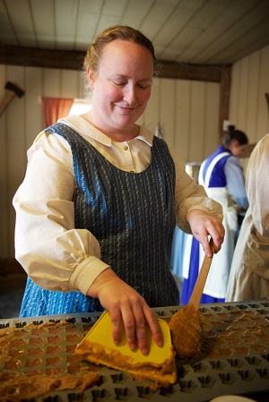 Une femme victorienne en train de faire des bonbons à l’érable