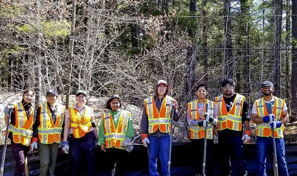 Des étudiants bénévoles à l’œuvre au parc Grundy Lake