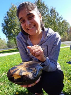 Une étudiante tenant une tortue
