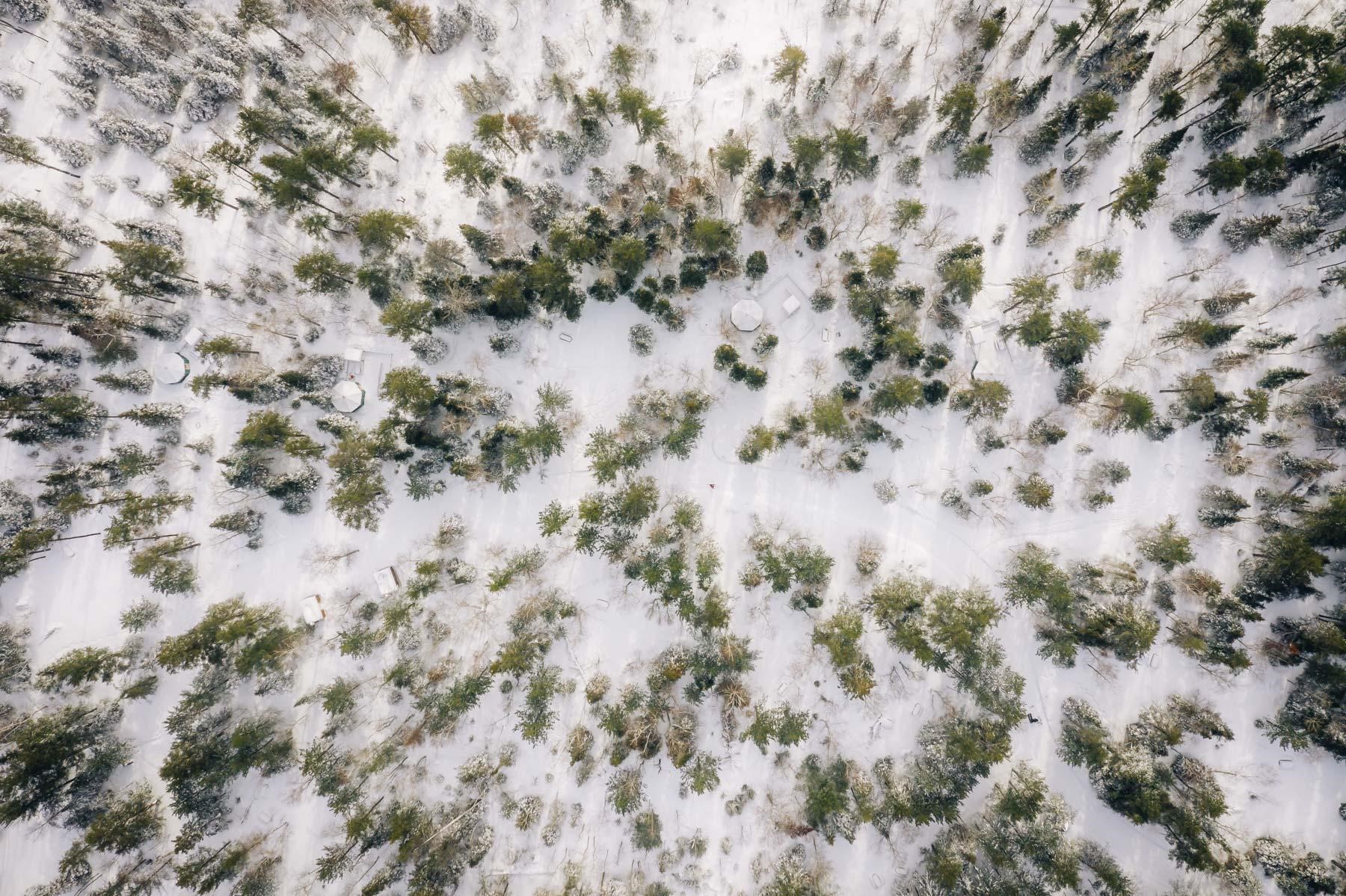 Vue aérienne du sentier et des yourtes à Windy Lake