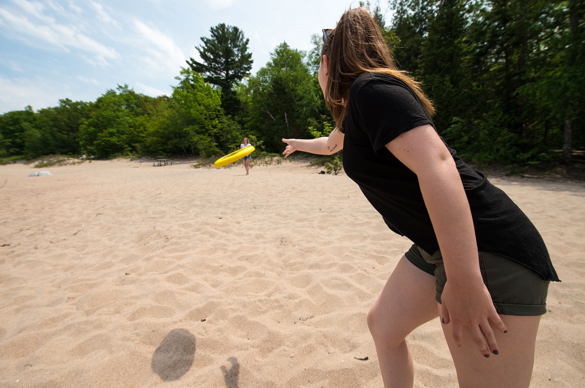 Deux personnes jouant au frisbee sur la plage