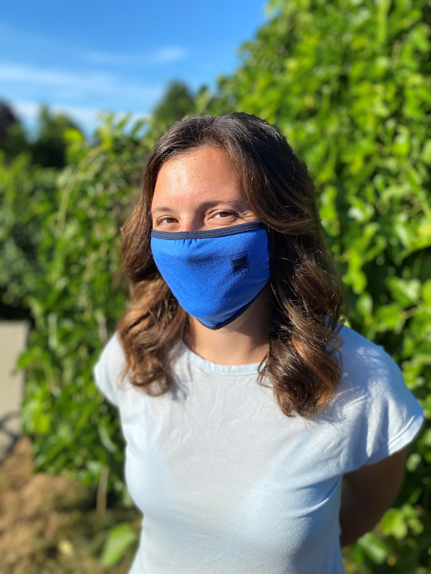 Femme portant un masque bleu de Parcs Ontario