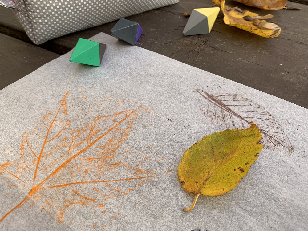 Frottage de feuilles au crayon de cire
