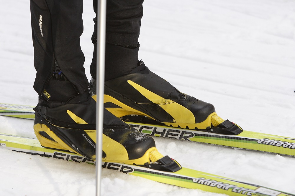 chaussures dans des skis