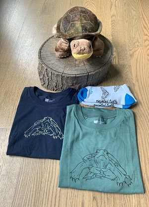 Tee-shirts, chaussettes et jouet en peluche sur le thème de la tortue