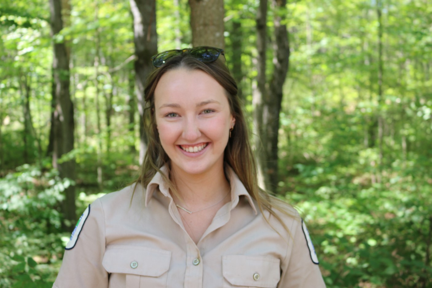 Une femme souriante portant un uniforme de Parcs Ontario