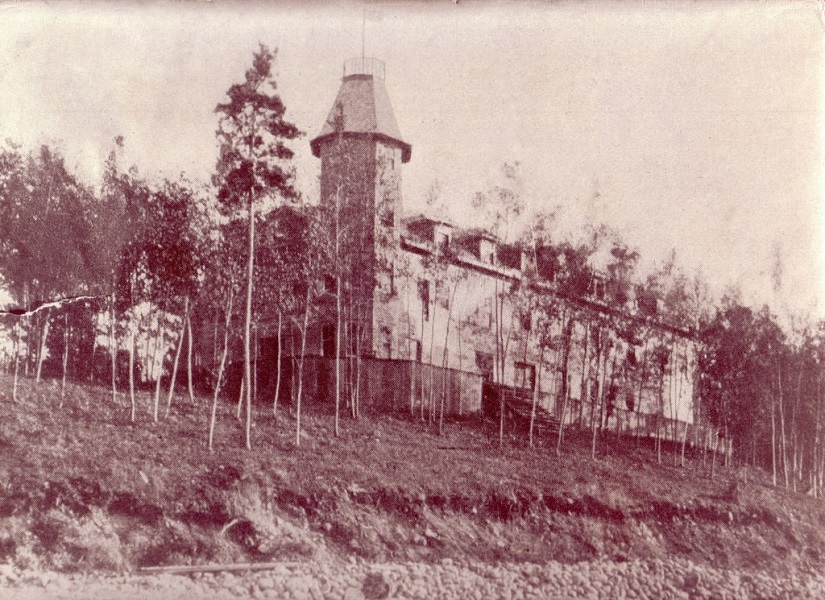 Vintage photo of an inn.