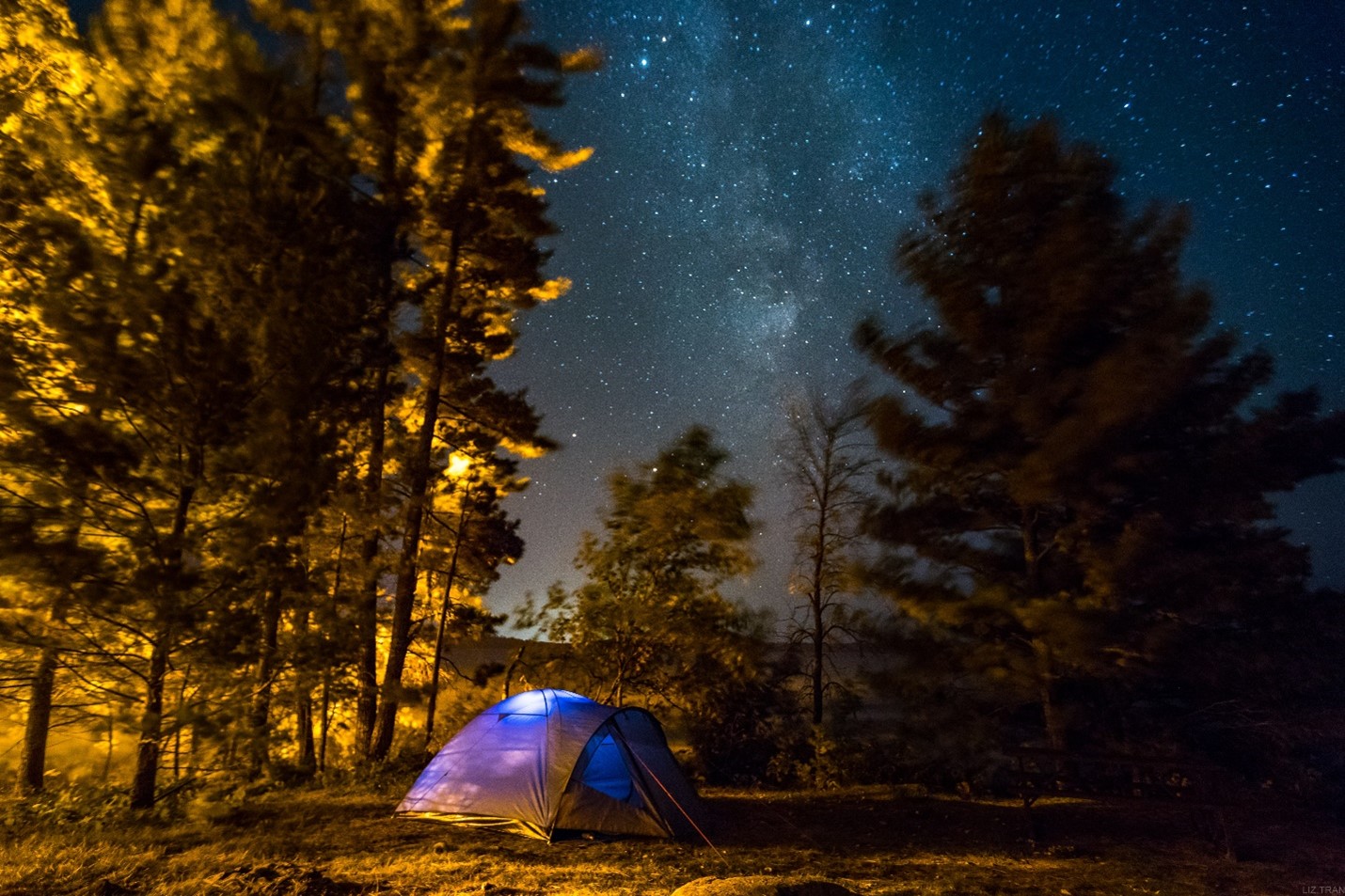 Tente sur un emplacement de camping