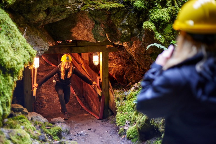 Randonneur prenant une photo dans la mine.