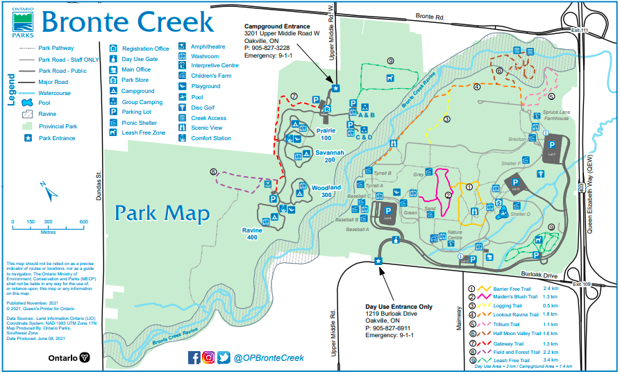 Une carte illustrée du parc provincial Bronte Creek montrant les caractéristiques, notamment les aires de pique-nique et les aires de stationnement.
