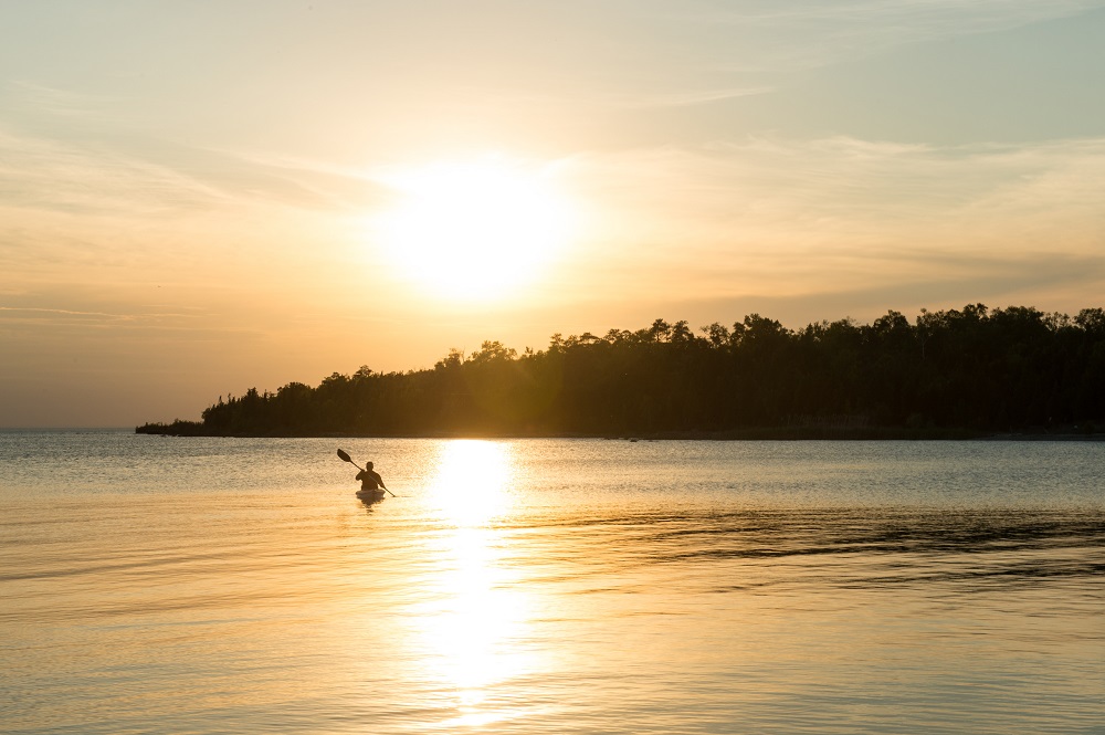 kayak sur le lac au coucher du soleil