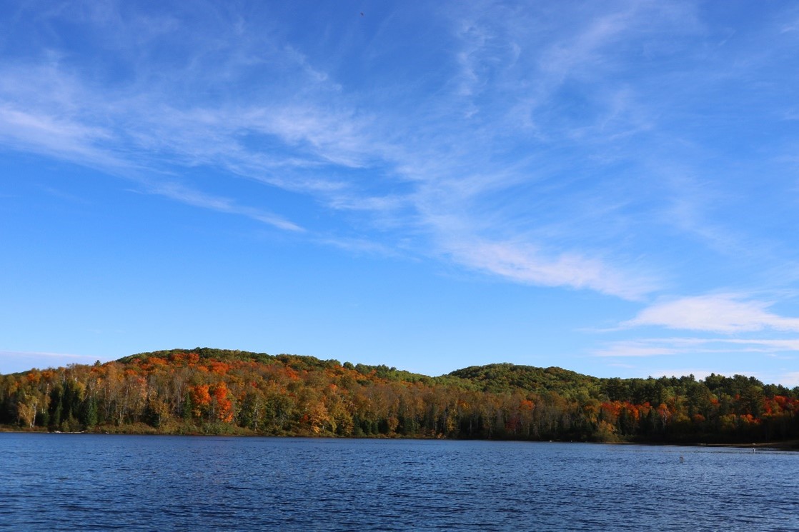 lac avec rivage forestier aux couleurs d’automne