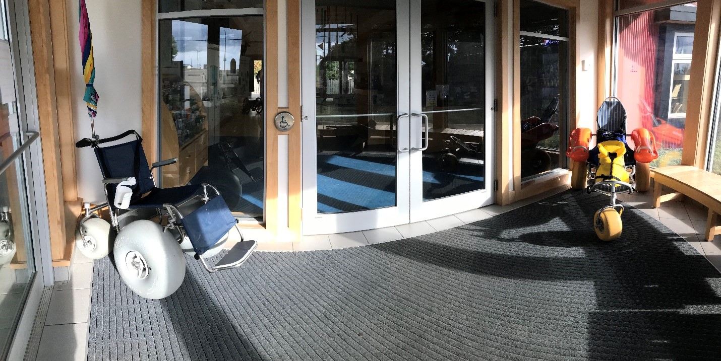 Fauteuil roulant Mobi-Chair® et fauteuil roulant WheeleezMC SandcruiserMC au centre d’accueil