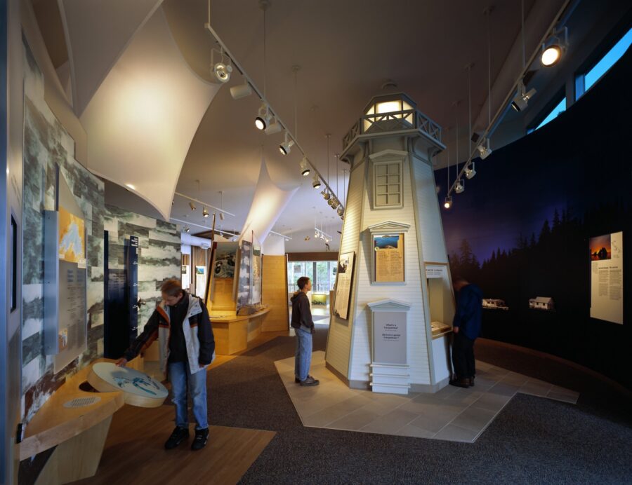 Centre d’accueil avec une exposition sur un phare au centre