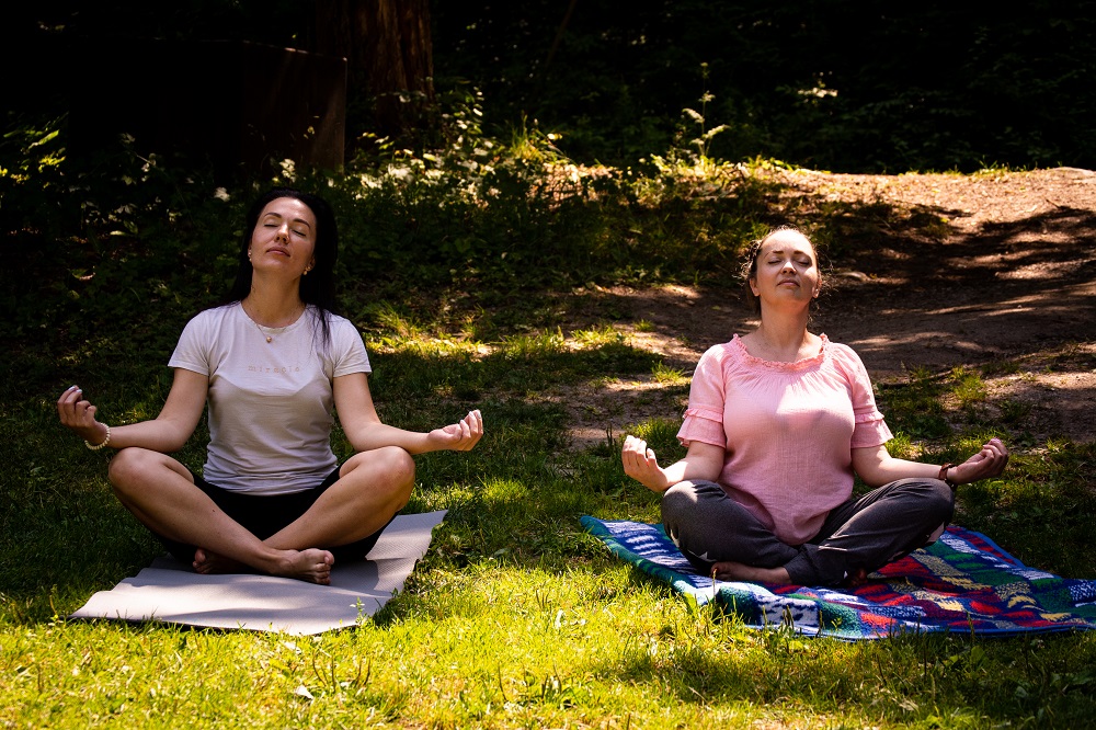 deux personnes pratiquant le yoga