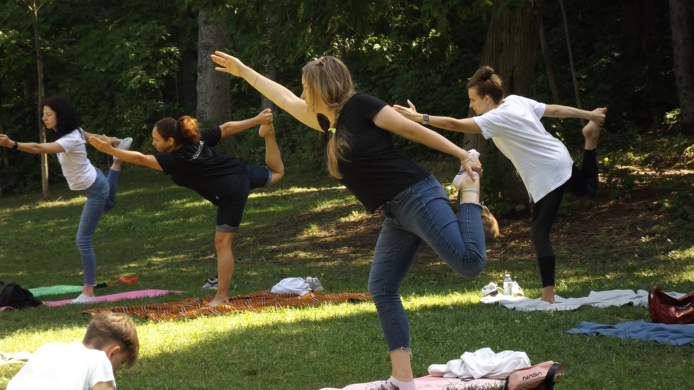 groupe pratiquant le yoga