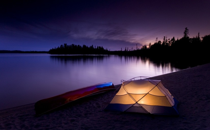 Tente sous un ciel nocturne près du lac