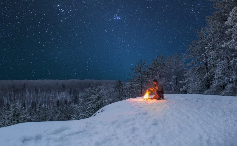 Feu de camp par un soir d’hiver