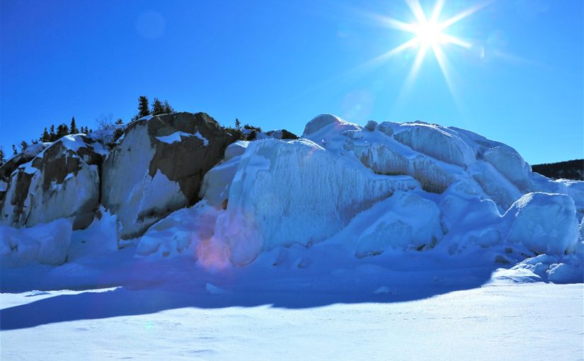 Balade hivernale le long d’un lac Supérieur gelé