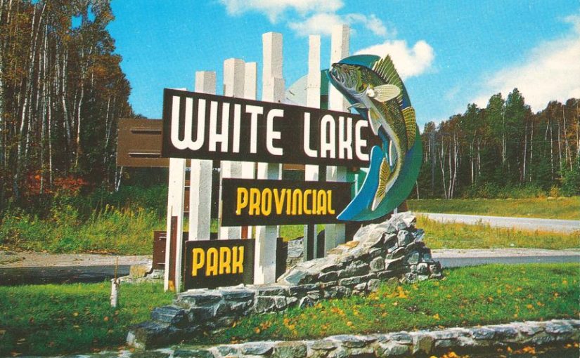 Le panneau à l’entrée du parc indiquant « parc provincial White Lake » avec un grand poisson doré jaune à côté