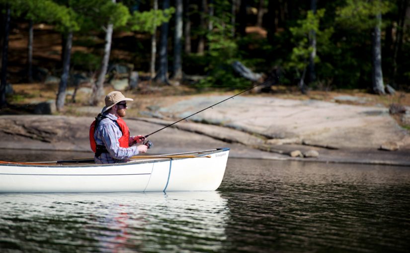 Lancer une ligne de pêche en faisant du canot dans l’arrière-pays