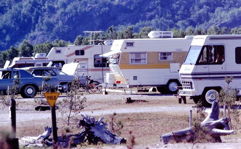 Un terrain de camping avec des tentes-roulottes