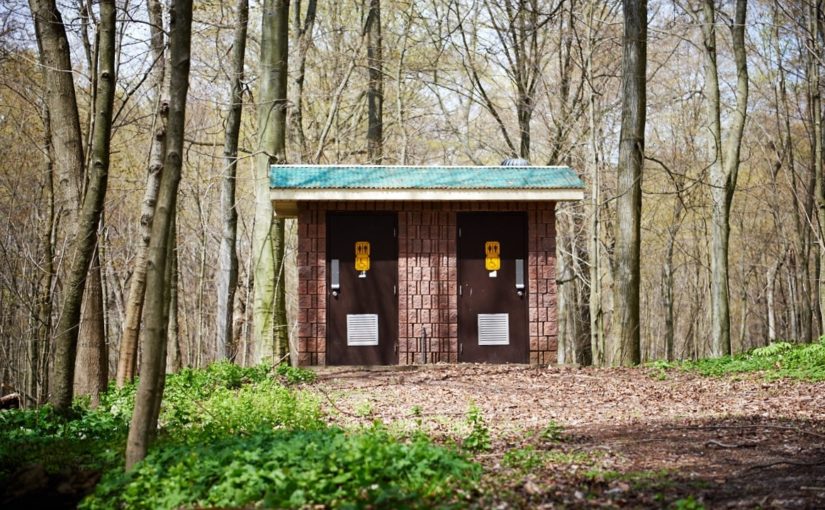 Des toilettes le long du sentier dans le bois