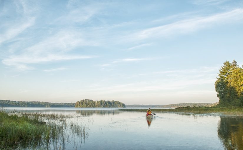 Une personne faisant du canot sur le lac